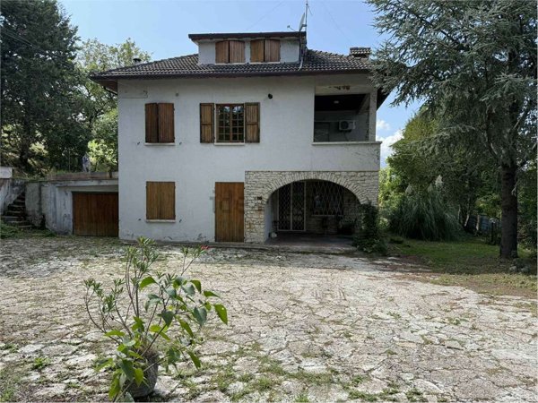 casa indipendente in vendita a Fabriano