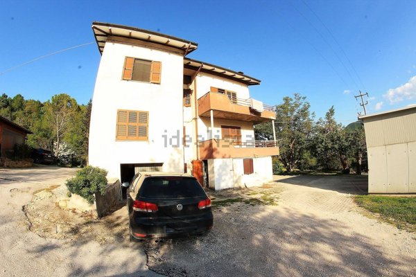 casa indipendente in vendita a Fabriano in zona Marischio