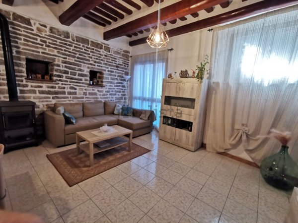 casa indipendente in vendita a Fabriano