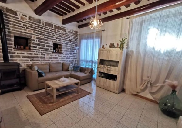 casa indipendente in vendita a Fabriano