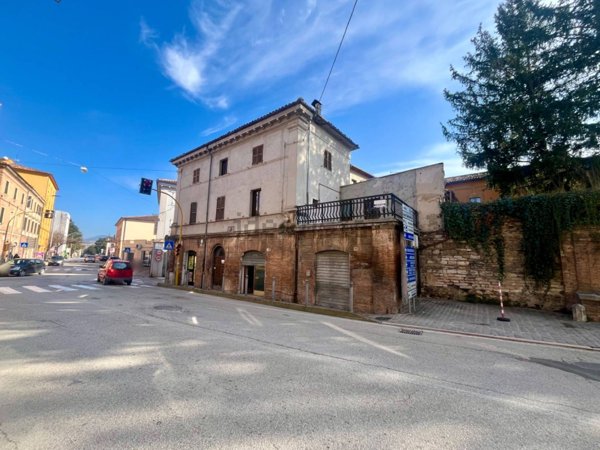 locale commerciale in vendita a Fabriano