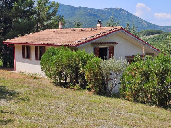 casa indipendente in vendita a Fabriano in zona Precicchie/Grotte