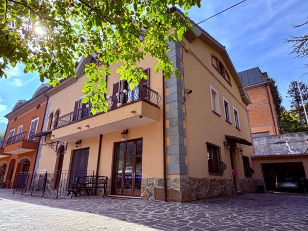 casa indipendente in vendita a Fabriano