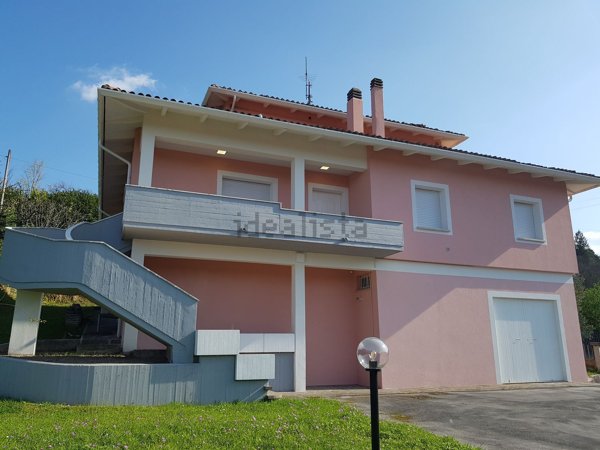 casa indipendente in vendita a Fabriano