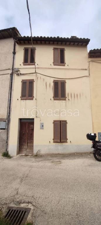 casa indipendente in vendita a Fabriano in zona Attiggio