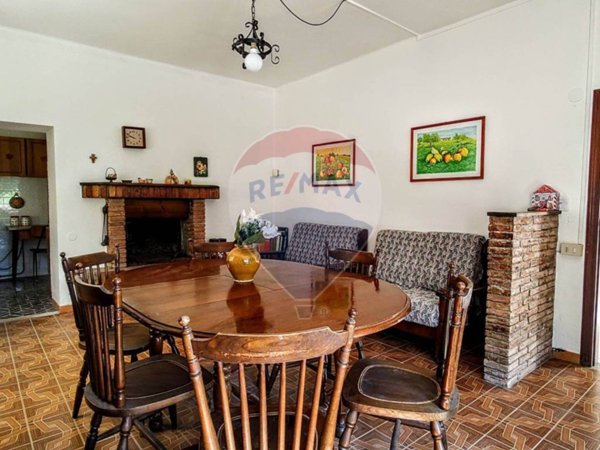 casa indipendente in vendita a Fabriano in zona Sant'Elia