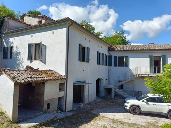 appartamento in vendita a Fabriano in zona Attiggio