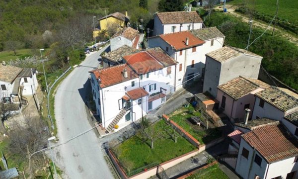 casa indipendente in vendita a Fabriano in zona San Giovanni