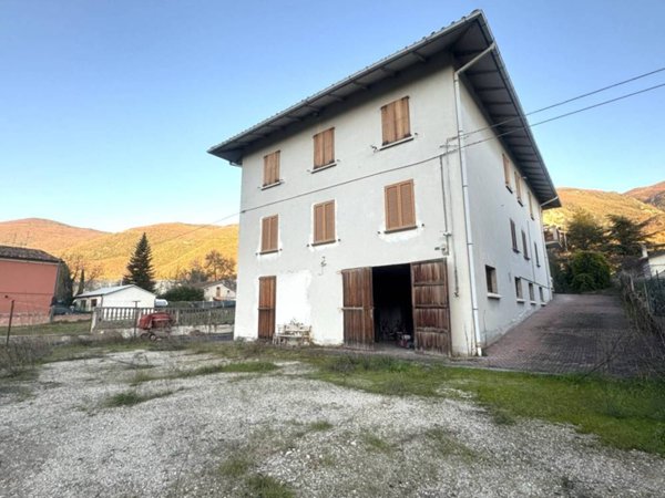 casa indipendente in vendita a Fabriano in zona Borgo Tufico
