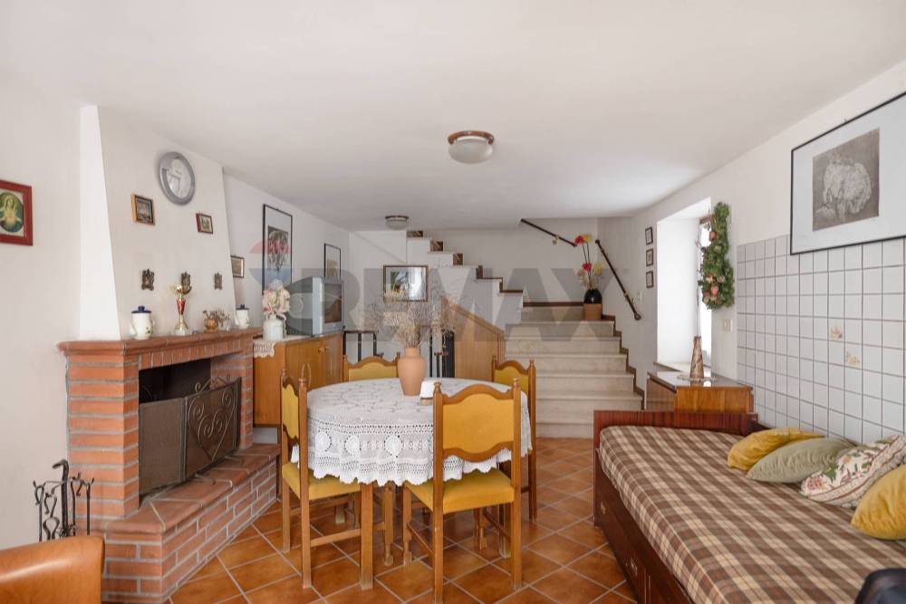 casa indipendente in vendita a Fabriano in zona Castelletta