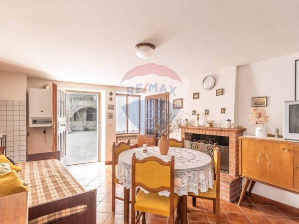 casa indipendente in vendita a Fabriano in zona Castelletta