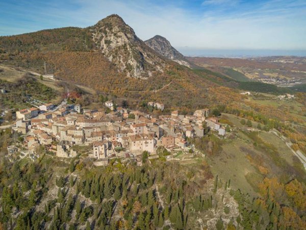 casa indipendente in vendita a Fabriano in zona Castelletta