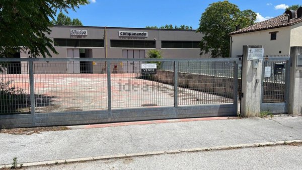 locale di sgombero in vendita a Fabriano in zona Cancelli