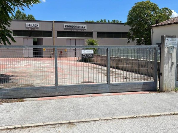 locale di sgombero in vendita a Fabriano in zona Cancelli