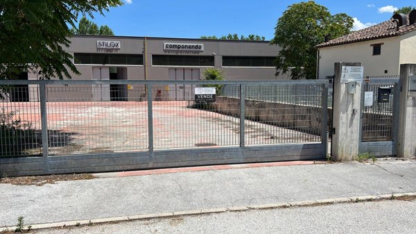 locale di sgombero in vendita a Fabriano in zona Cancelli