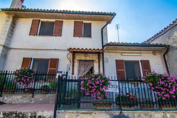 casa indipendente in vendita a Fabriano in zona San Giovanni