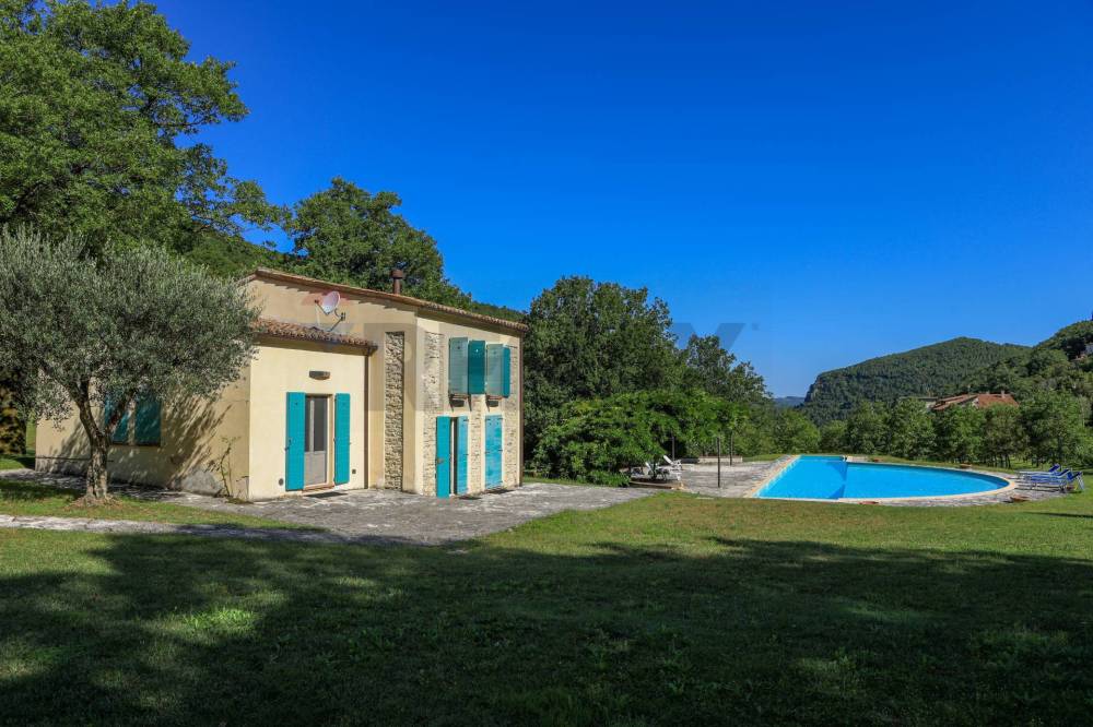 casa indipendente in vendita a Fabriano in zona Precicchie/Grotte