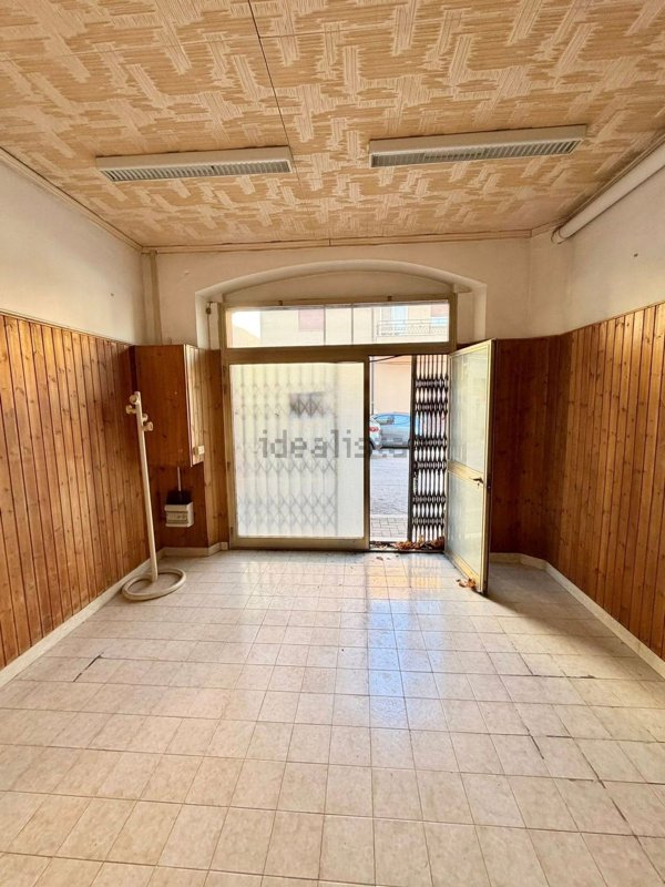 locale commerciale in vendita a Fabriano