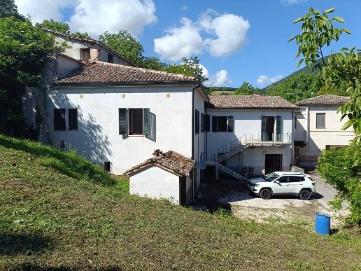 intera palazzina in vendita a Fabriano in zona Attiggio