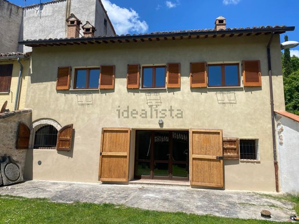 casa indipendente in vendita a Fabriano in zona Paterno