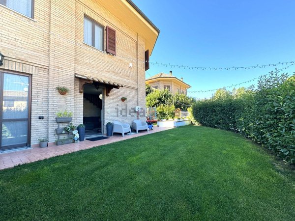 casa indipendente in vendita a Fabriano in zona Argignano
