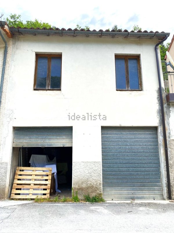 locale di sgombero in vendita a Fabriano in zona Valleremita