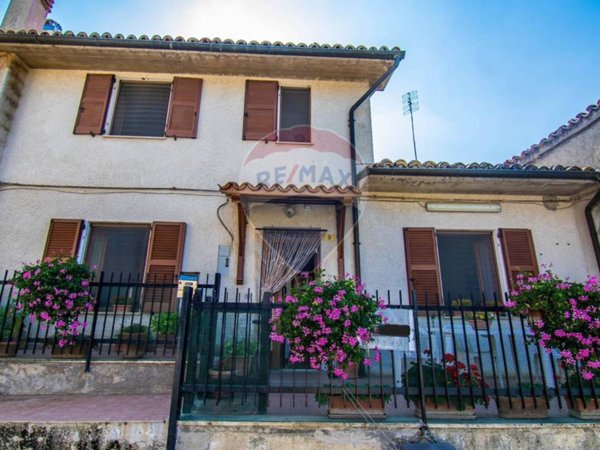 casa indipendente in vendita a Fabriano in zona San Giovanni