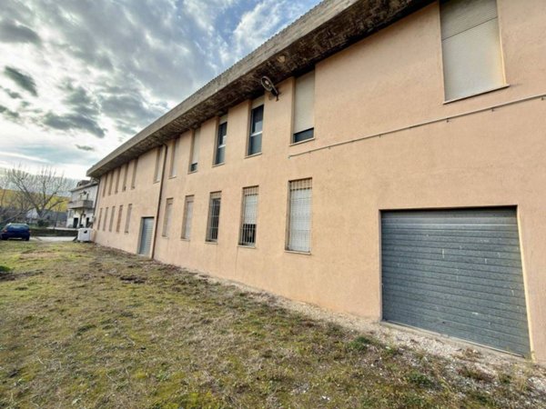 locale commerciale in vendita a Fabriano