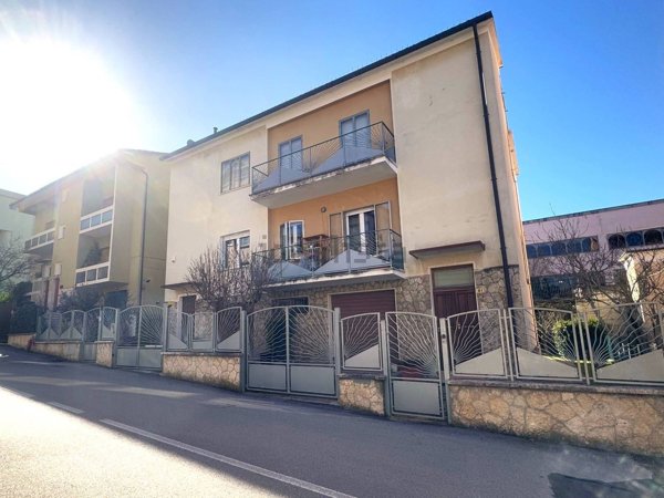 casa indipendente in vendita a Fabriano