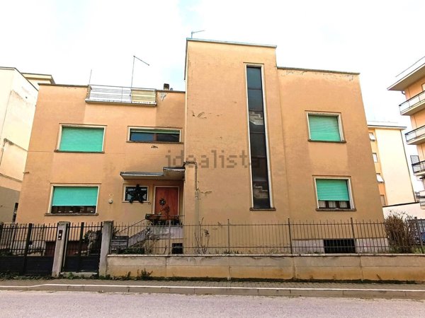 casa indipendente in vendita a Fabriano