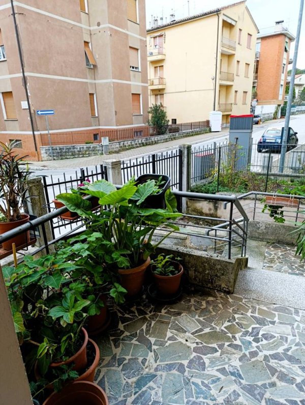 casa indipendente in vendita a Fabriano