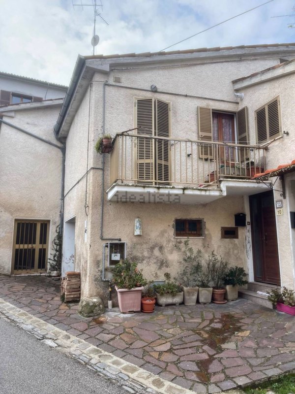 casa indipendente in vendita a Fabriano in zona Marischio