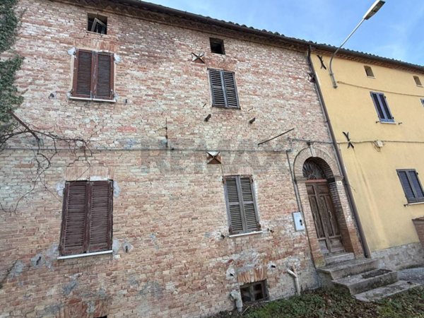 casa indipendente in vendita a Fabriano in zona Bastia