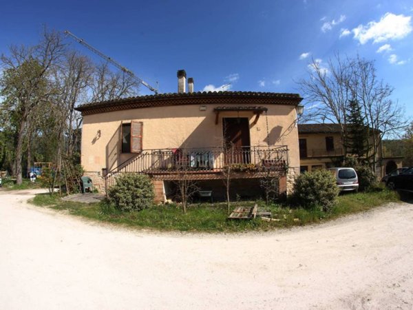 casa indipendente in vendita a Fabriano in zona Rocchetta