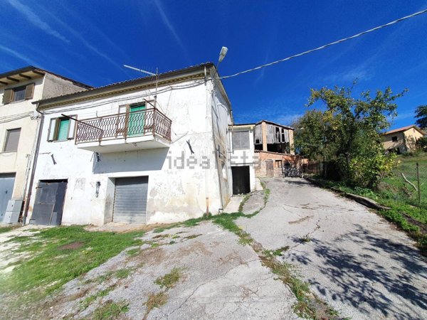 casa semindipendente in vendita a Fabriano in zona Moscano