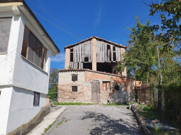 casa indipendente in vendita a Fabriano in zona Moscano