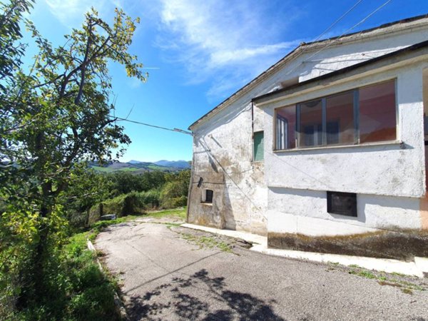 casa indipendente in vendita a Fabriano in zona Moscano