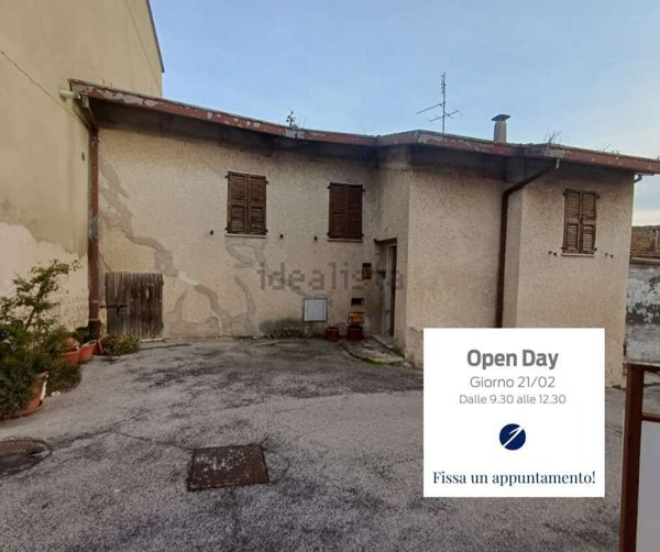 esavano in vendita a Fabriano in zona Paterno