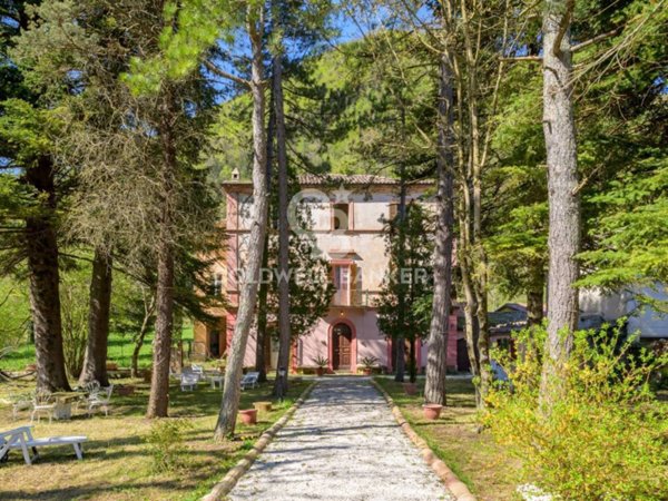 casa indipendente in vendita a Fabriano in zona Valleremita