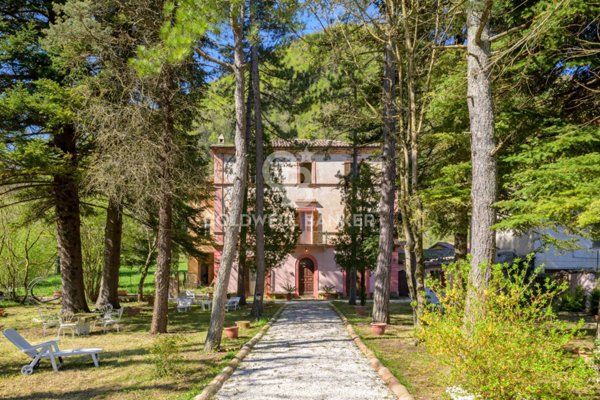 casa indipendente in vendita a Fabriano in zona Valleremita