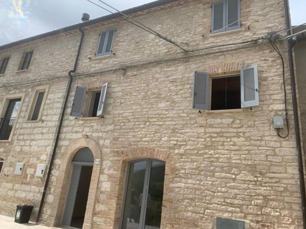 casa indipendente in vendita a Fabriano