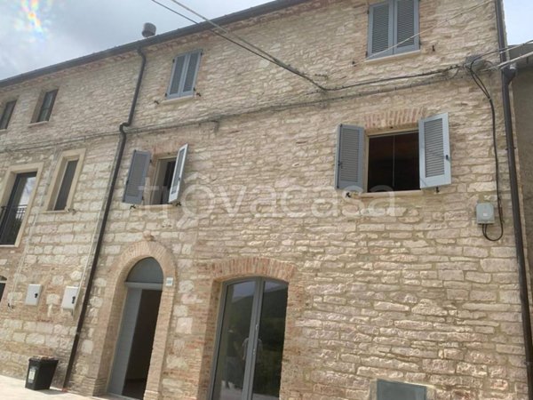 casa indipendente in vendita a Fabriano