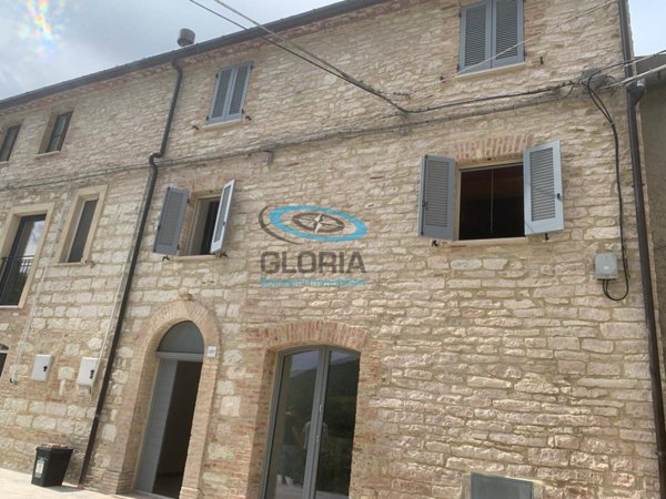 casa indipendente in vendita a Fabriano
