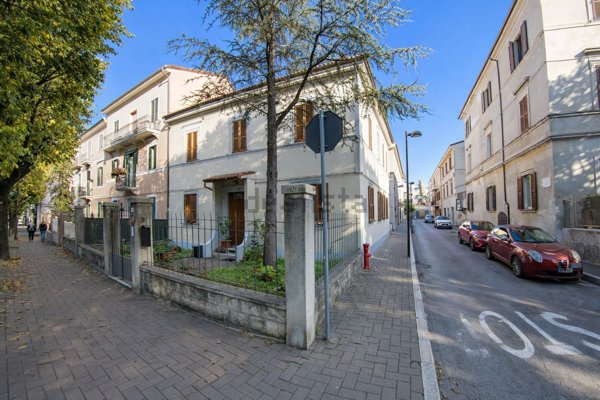 casa indipendente in vendita a Fabriano