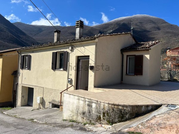 casa indipendente in vendita a Fabriano in zona Serradica