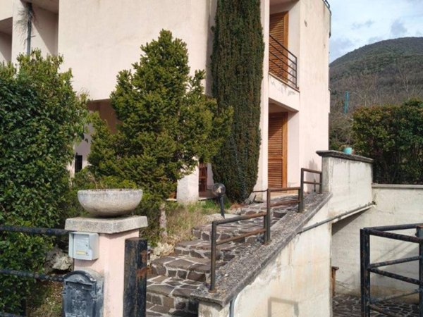 casa indipendente in vendita a Fabriano in zona Albacina