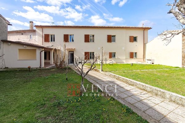 casa indipendente in vendita a Fabriano in zona Collamato