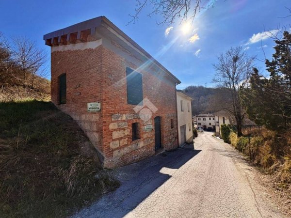 casa indipendente in vendita a Fabriano in zona Campodiegoli