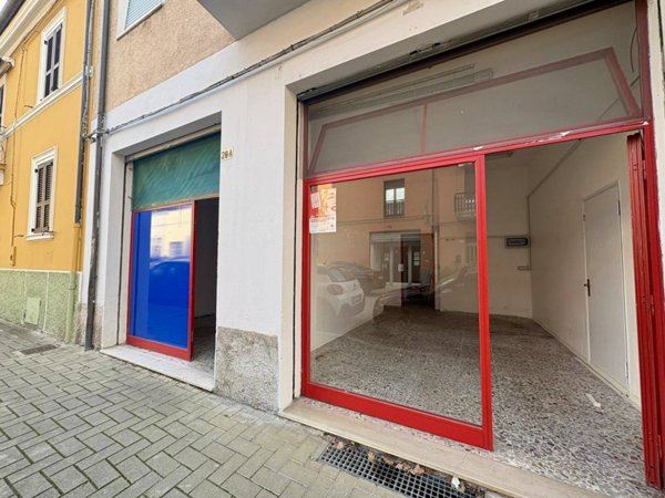locale commerciale in vendita a Fabriano