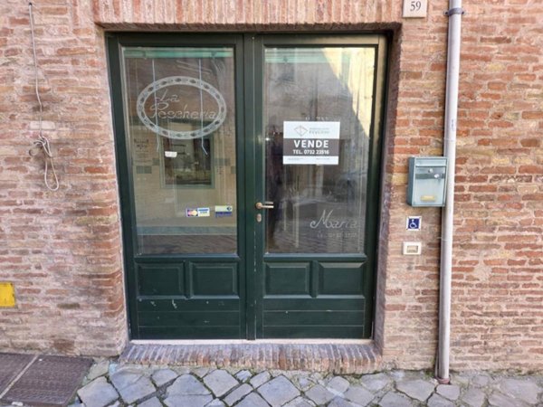 locale commerciale in vendita a Fabriano